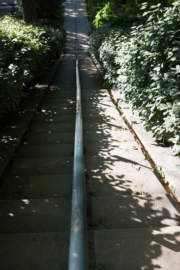 France, Région Ile de France, Paris 12e arrondissement, Parc de Bercy, escalier et passerelle qui enjambe la rue entre les deux parties du parc,