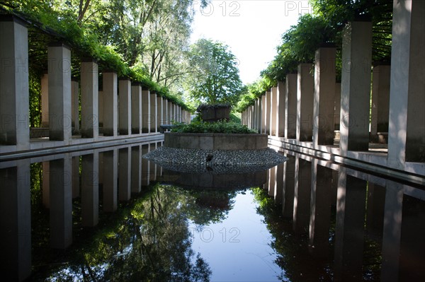 France, Région Ile de France, Paris 12e arrondissement, Parc de Bercy, plan d'eau avec patio,