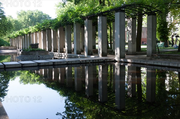 France, Région Ile de France, Paris 12e arrondissement, Parc de Bercy, plan d'eau avec patio,