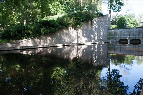 France, Région Ile de France, Paris 12e arrondissement, Parc de Bercy, plan d'eau avec patio,