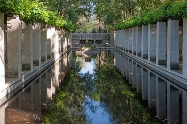 France, Région Ile de France, Paris 12e arrondissement, Parc de Bercy, plan d'eau avec patio,