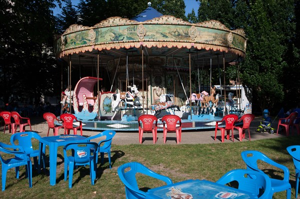 France, Région Ile de France, Paris 12e arrondissement, Parc de Bercy, manège et chaises rouges et bleues tout autour,