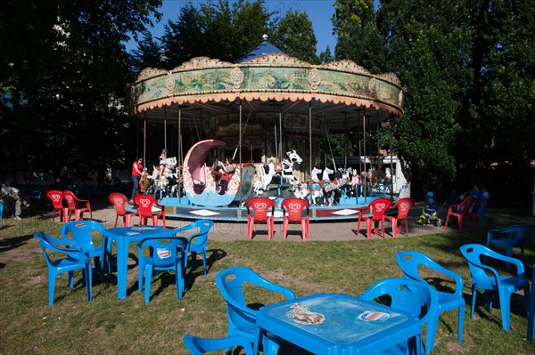 France, Région Ile de France, Paris 12e arrondissement, Parc de Bercy, manège et chaises rouges et bleues tout autour,