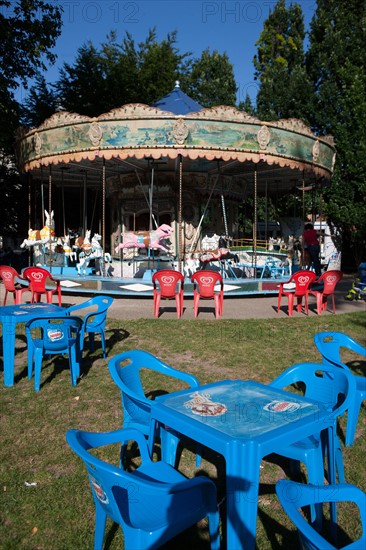 France, Région Ile de France, Paris 12e arrondissement, Parc de Bercy, manège et chaises rouges et bleues tout autour,