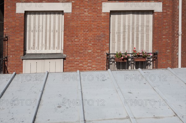 France, Région Ile de France, Paris 16e arrondissement, Rue des Vignes, détail de construction, toit et fenêtres fermées,