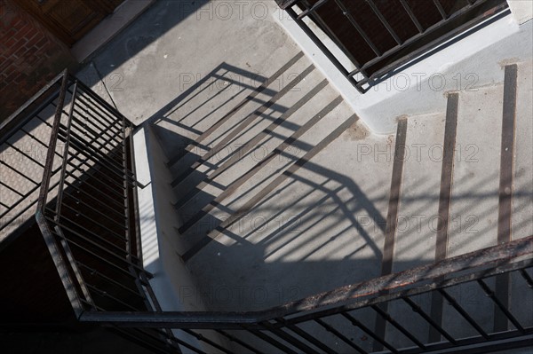 France, Région Ile de France, Paris 16e arrondissement, Rue des Vignes, détail de construction, ombre de l'escalier métallique,