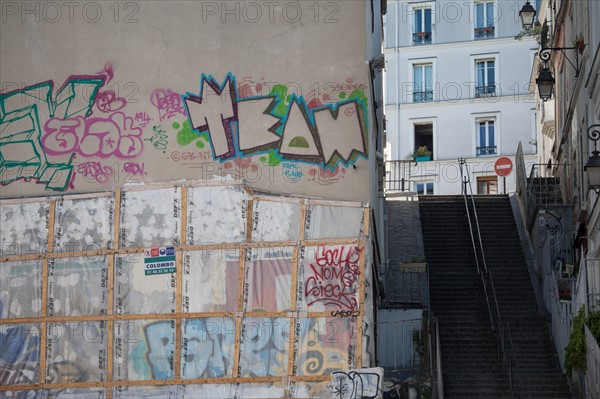 France, Région Ile de France, Paris 18e arrondissement, Montmartre, parcelle en chantier, depuis les escaliers de la rue Drevet,