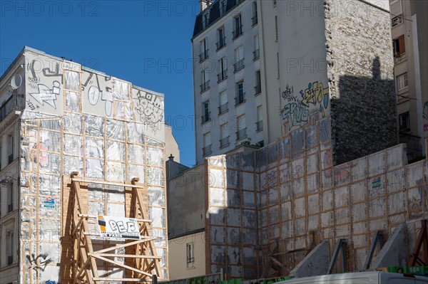 France, Région Ile de France, Paris 18e arrondissement, Montmartre, parcelle en chantier, depuis les escaliers de la rue Drevet,