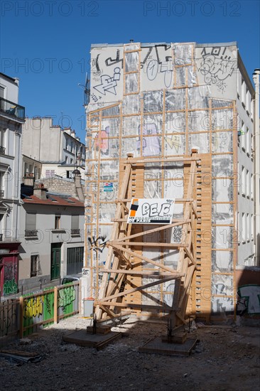 France, Région Ile de France, Paris 18e arrondissement, Montmartre, parcelle en chantier, depuis les escaliers de la rue Drevet,