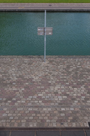 France, Région Ile de France, Paris 19e arrondissement, Parc de la Villette, Canal de l'Ourcq, pavés, panneau indicateur