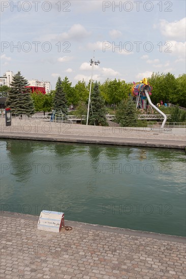 France, Région Ile de France, Paris 19e arrondissement, Parc de la Villette, Canal de l'Ourcq, pavés,