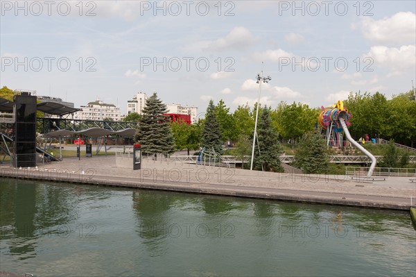 France, Région Ile de France, Paris 19e arrondissement, Parc de la Villette, Canal de l'Ourcq, pavés,