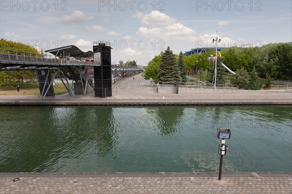 France, Région Ile de France, Paris 19e arrondissement, Parc de la Villette, Canal de l'Ourcq, pavés,