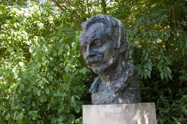 Parc Georges Brassens, Buste De Georges Brassens par Le Sculpteur Andre Greck