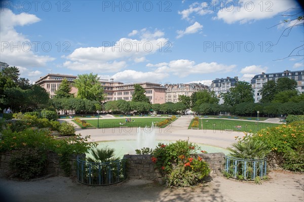 Square Saint Lambert, Pool and water jet