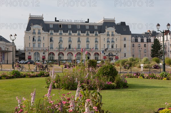 Cabourg, Place Du Casino Et Grand Hôtel