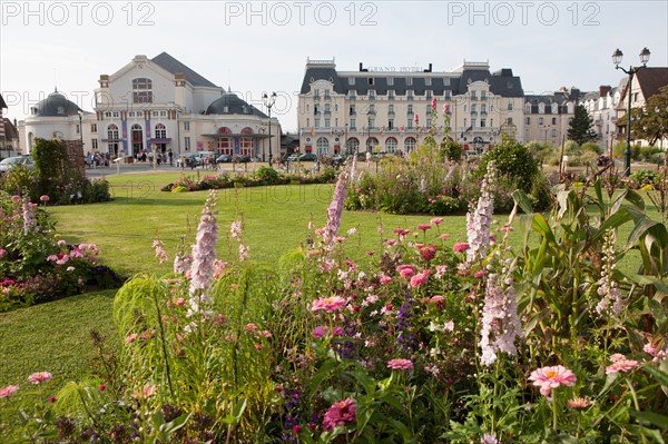 Cabourg, Place Du Casino Et Grand Hôtel