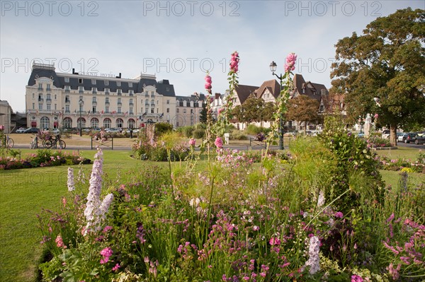 Cabourg, Place Du Casino Et Grand Hôtel