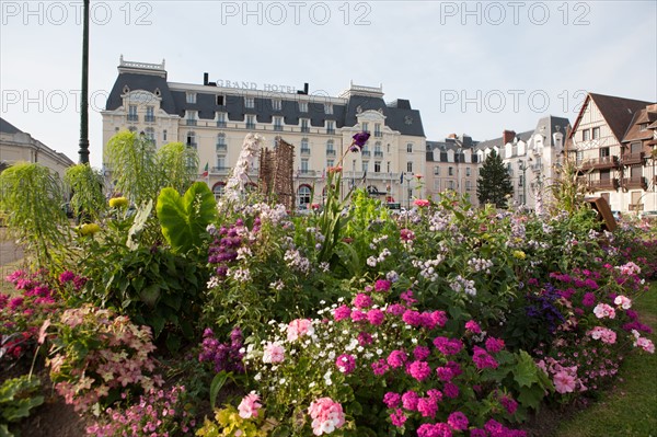 Cabourg, Place Du Casino Et Grand Hôtel