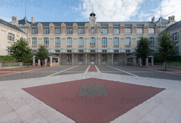 Lycée Voltaire, Paris