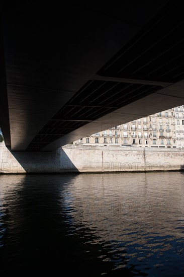 L'Ile De La Cité, Quai Aux Flleurs Depuis le quai D'Orleans