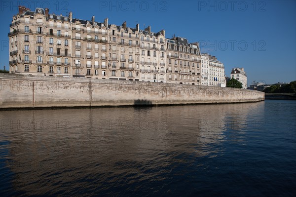 L'Ile De La Cité, Quai Aux Flleurs Depuis le quai D'Orleans