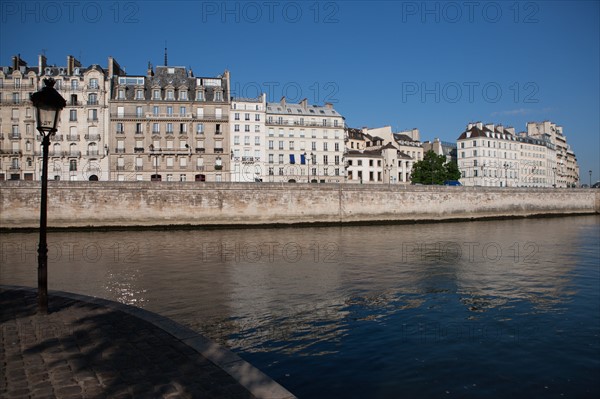 L'Ile De La Cité, Quai Aux Flleurs Depuis le quai D'Orleans