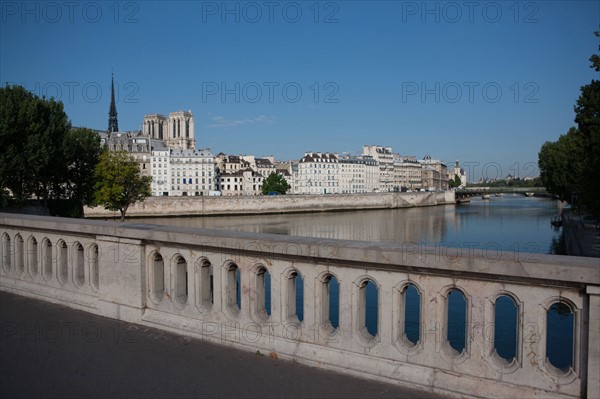 Vue Sur La Pointe D El'IleSaint Louis Et le quai Aux Fleurs De L'Ile De La Cité Depuis Le Pont Louis Philippe,