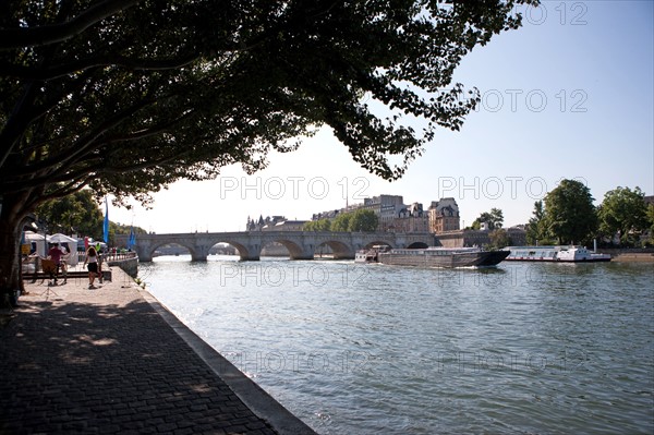 Quai Francois Mitterrand (Quai Des Tuileries) Berges de Seine, Pont Des Arts Et Institut de France, Quai De Conti En Face