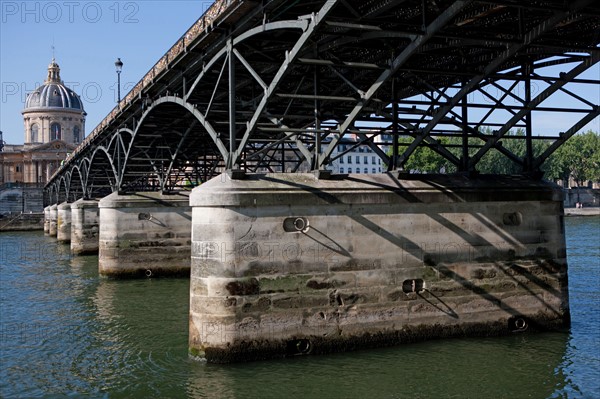 Quai Francois Mitterrand (Quai Des Tuileries) Berges de Seine, Pont Des Arts Et Institut de France, Quai De Conti En Face