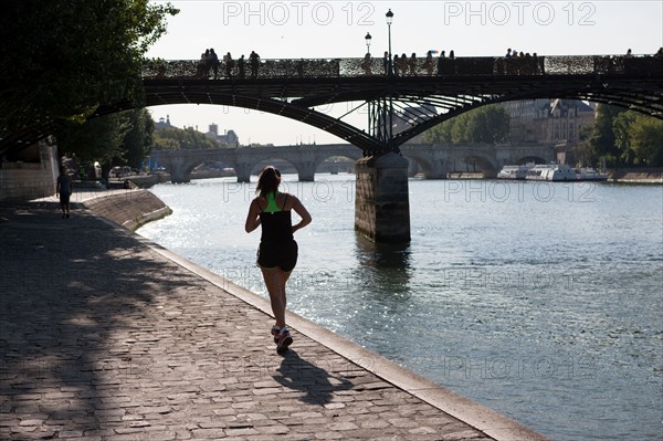 Quai Francois Mitterrand (Quai Des Tuileries) Berges de Seine, Pont Des Arts Et Institut de France, Quai De Conti En Face