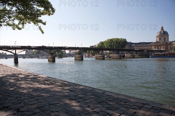 Quai Francois Mitterrand (Quai Des Tuileries) Berges de Seine, Pont Des Arts Et Institut de France, Quai De Conti En Face