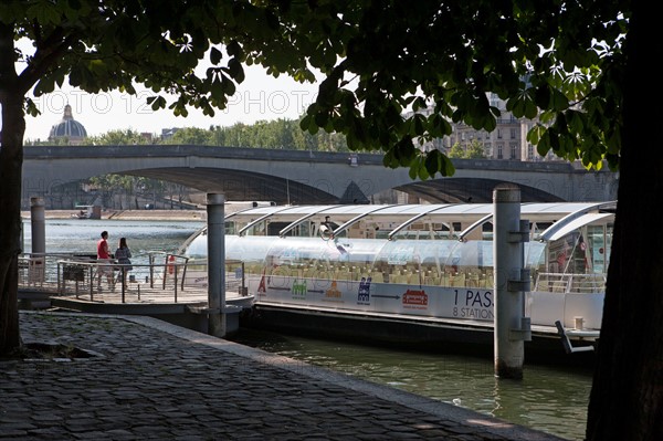 Quai Francois Mitterrand (Quai Des Tuileries) Berges de Seine, Embarcadere Batobus