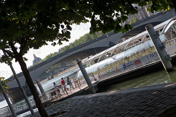 Quai Francois Mitterrand (Quai Des Tuileries) Berges de Seine, Embarcadere Batobus