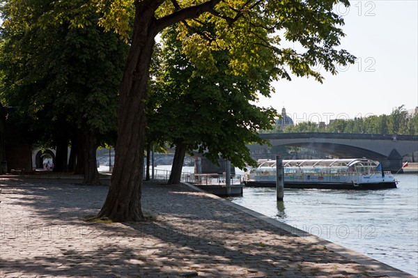 Quai Francois Mitterrand (Quai Des Tuileries) Berges de Seine, Embarcadere Batobus