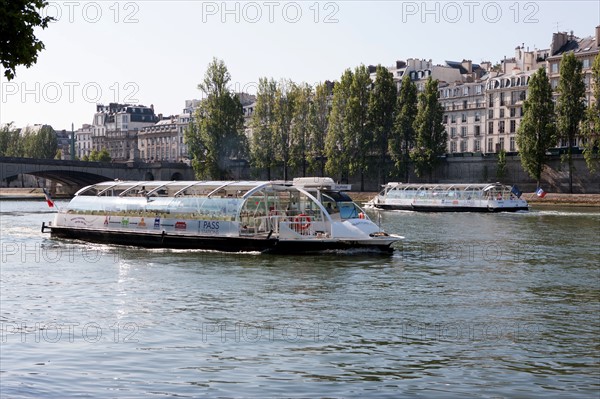 Quai Francois Mitterrand (Quai Des Tuileries) Berges de Seine, Embarcadere Batobus