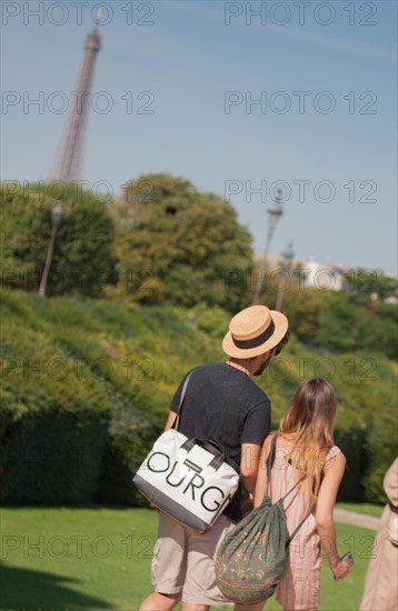 Jardin Des Tuileries, Couple De Touristes