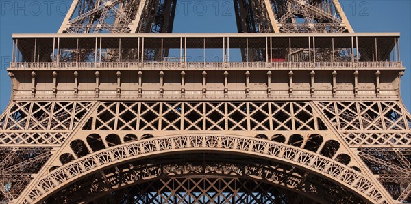 Tour Eiffel, Detail Des Motifs Au Niveau Du 1er Etage