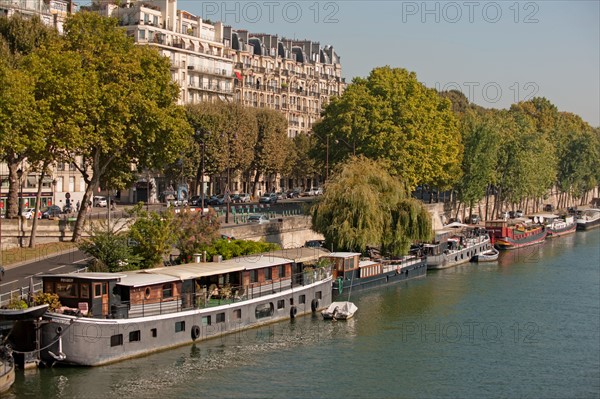 Seine, Avenue De New York Péniches AQuai