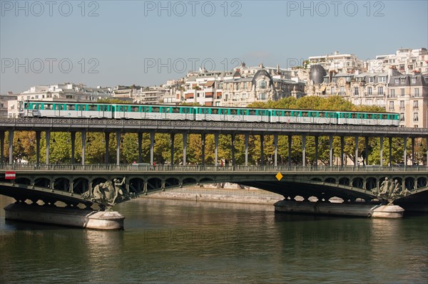 Seine, Pont De Bir Hakeim