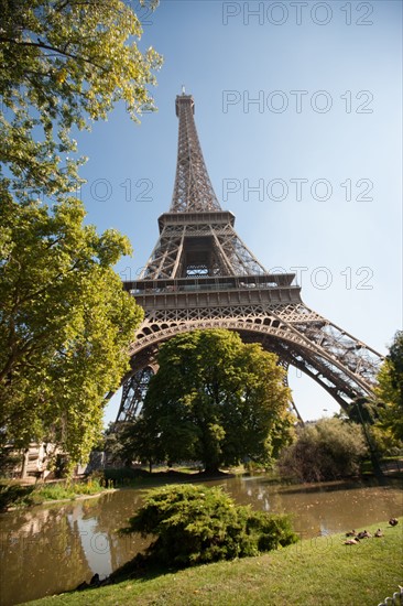 Tour Eiffel, Bassin Au Pied De La Tour