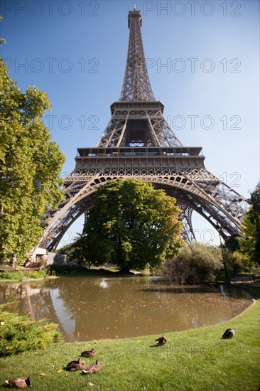 Tour Eiffel, Bassin Au Pied De La Tour