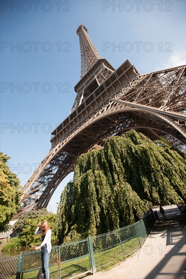 Tour Eiffel, Bassin Au Pied De La Tour