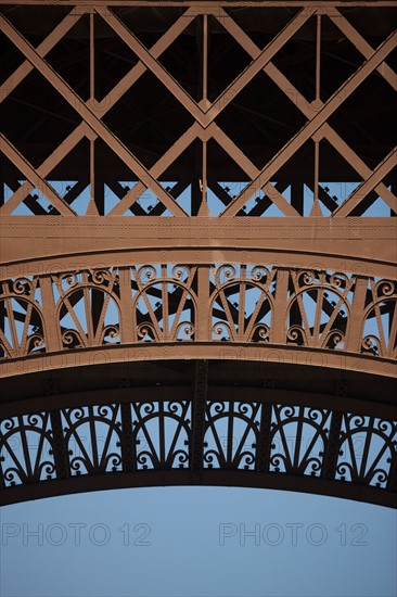 Tour Eiffel, Detail Des Motifs Au Niveau Du 1er Etage