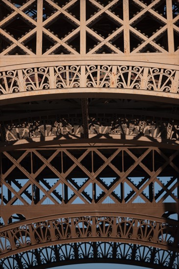 Tour Eiffel, Detail Des Motifs Au Niveau Du 1er Etage