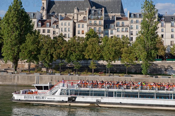 Ile Saint Louis, vue sur Les Facades du Quai de l'Hôtel De Ville Depuis le quai De Bourbon