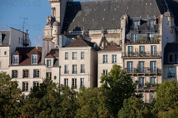 Ile Saint Louis, vue sur Les Facades du Quai de l'Hôtel De Ville Depuis le quai De Bourbon