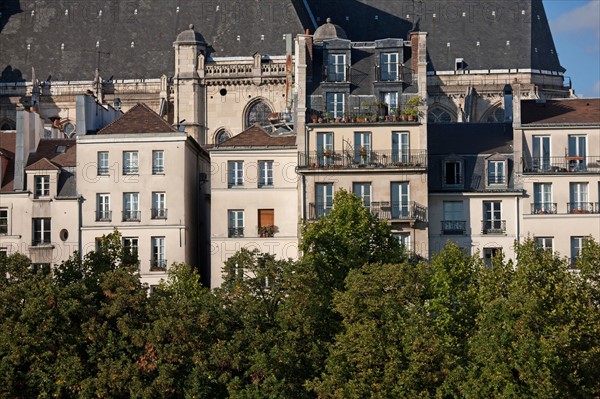 Ile Saint Louis, vue sur Les Facades du Quai de l'Hôtel De Ville Depuis le quai De Bourbon