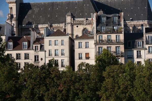 Ile Saint Louis, vue sur Les Facades du Quai de l'Hôtel De Ville Depuis le quai De Bourbon