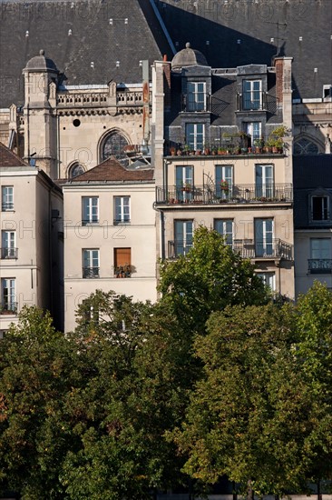 Ile Saint Louis, vue sur Les Facades du Quai de l'Hôtel De Ville Depuis le quai De Bourbon